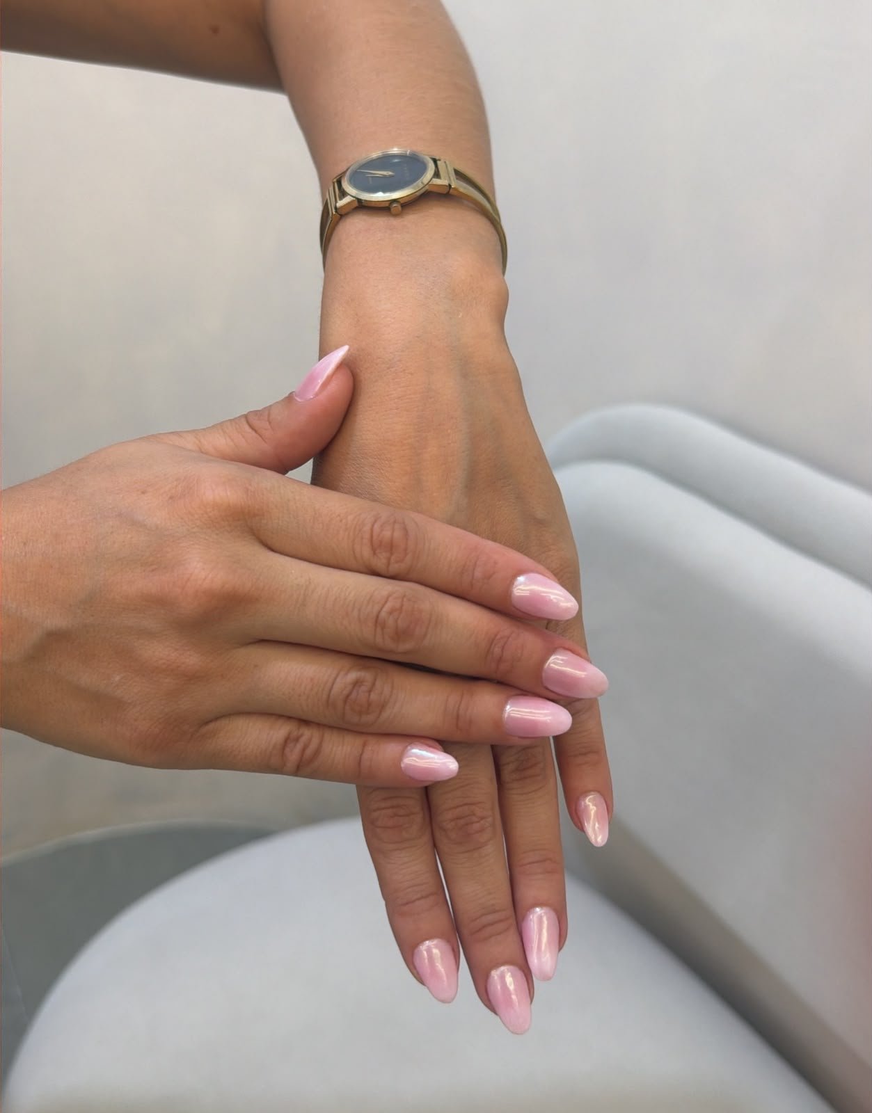 Uñas almendradas en rosa pastel con acabado nacarado